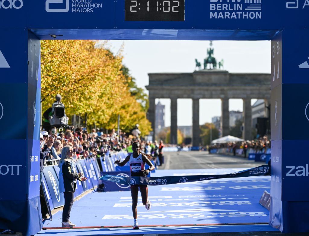 柏林马拉松：阿塞法破女子赛会纪录 阿多拉夺男子冠军