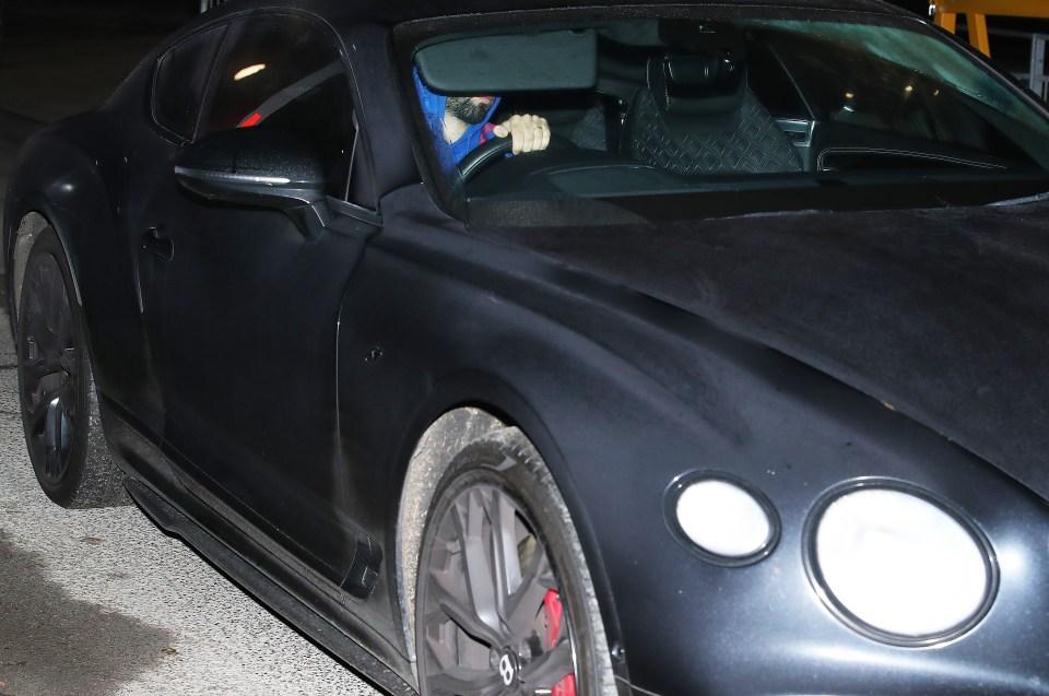 太阳报：曼联欧冠失利后球员凌晨3点抵机场，B费、约罗躲闪镜头
